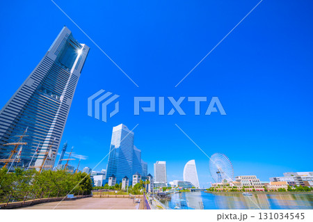 日本の横浜都市景観　桜木町駅前。太陽光を反射する横浜ランドマークタワーなどを望む。明日へ、希望の光 131034545