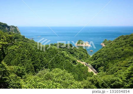 日本海沿いを走る特急はまかぜ 日本海沿いを走る特急はまかぜ 131034854