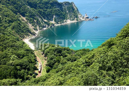 日本海沿いを走るタラコ列車 日本海沿いを走るタラコ列車 131034859
