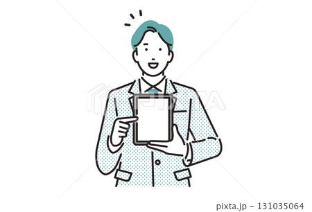 人物 タブレットの画面を見せながら案内をするビジネスパーソンの男性 131035064