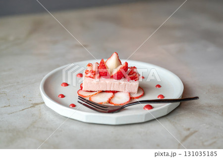 白い皿に映える苺テリーヌと美しい盛り付け 131035185