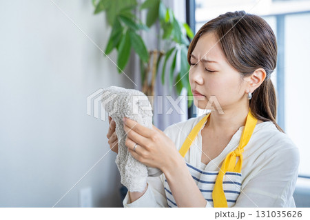部屋干しの生乾き臭に困る主婦 131035626