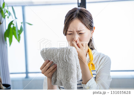 部屋干しの生乾き臭に困る主婦 131035628