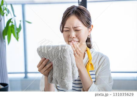 部屋干しの生乾き臭に困る主婦 部屋干しの生乾き臭に困る主婦 131035629