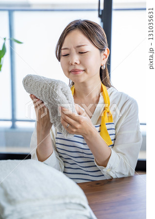 部屋干しの生乾き臭に困る主婦 部屋干しの生乾き臭に困る主婦 131035631