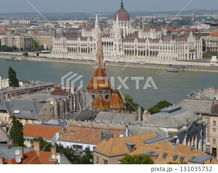 マーチャーシュ協会から見たドナウ川とブダペストの景色 131035752