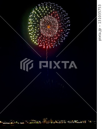 花火と夜の街並み 131035753