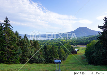 阿寒湖畔展望台から、阿寒湖と阿寒湖温泉街 阿寒湖畔展望台から、阿寒湖と阿寒湖温泉街 131035787