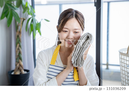 柔軟剤の香りと肌触りに満足する主婦 柔軟剤の香りと肌触りに満足する主婦 131036209