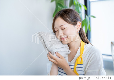 柔軟剤の香りと肌触りに満足する主婦 131036214
