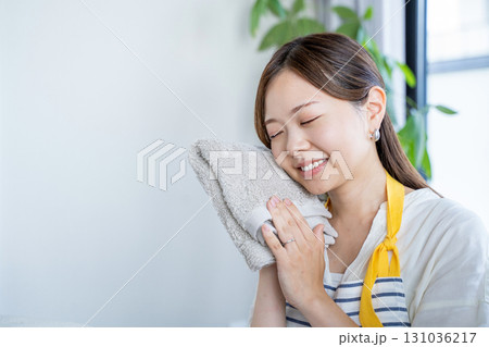 柔軟剤の香りと肌触りに満足する主婦 131036217
