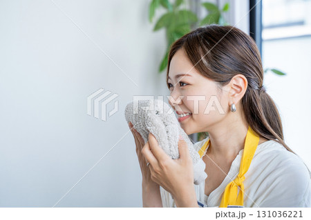 柔軟剤の香りと肌触りに満足する主婦 131036221