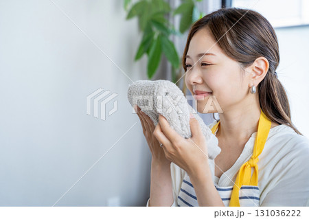 柔軟剤の香りと肌触りに満足する主婦 131036222