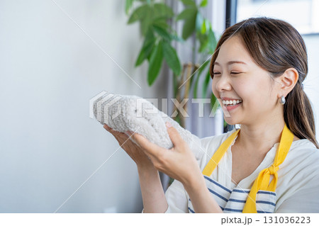 柔軟剤の香りと肌触りに満足する主婦 131036223