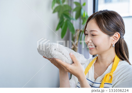 柔軟剤の香りと肌触りに満足する主婦 131036224