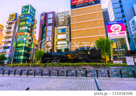 日本の東京都市景観9月17日。猛烈な暑さ続く…新橋・新橋SL広場前や飲み屋街などを望む 131036306