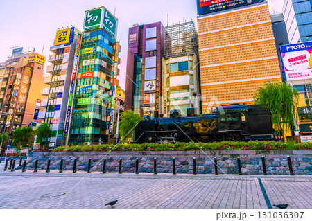 日本の東京都市景観9月17日。猛烈な暑さ続く…新橋・新橋SL広場前や飲み屋街などを望む 131036307