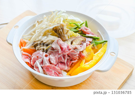 レンジで簡単焼きそば作り レンジで簡単焼きそば作り 131036785