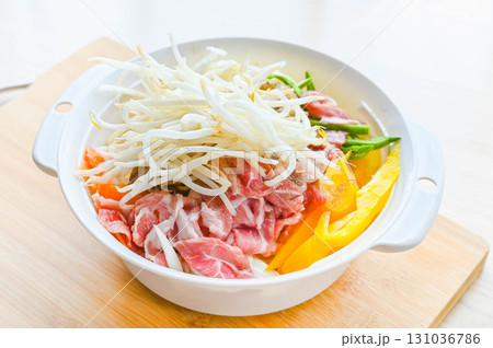 野菜たっぷり具だくさんの鍋　 131036786