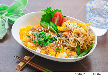 洋風なカツ丼と焼きそば 131036799