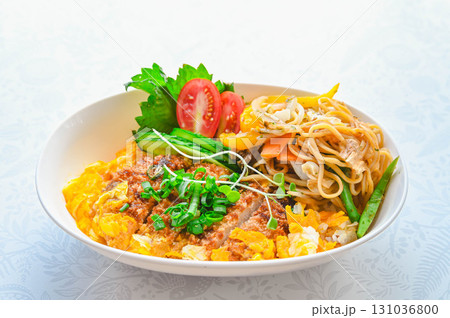 洋風なカツ丼と焼きそば 131036800