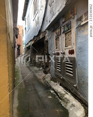 おしゃれな古い建物の壁　釜山　甘川文化村 131036902