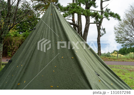 雨の中のテント 131037298