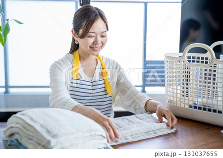 洗濯物を畳む主婦・家事代行 洗濯物を畳む主婦・家事代行 131037655