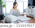 洗濯物を畳む主婦・家事代行 131037657