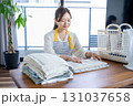 洗濯物を畳む主婦・家事代行 131037658