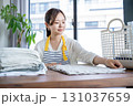 洗濯物を畳む主婦・家事代行 131037659