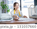 洗濯物を畳む主婦・家事代行 131037660