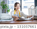 洗濯物を畳む主婦・家事代行 131037661