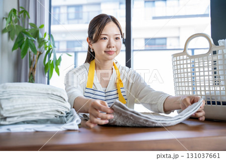 洗濯物を畳む主婦・家事代行 131037661