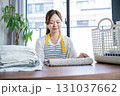 洗濯物を畳む主婦・家事代行 131037662
