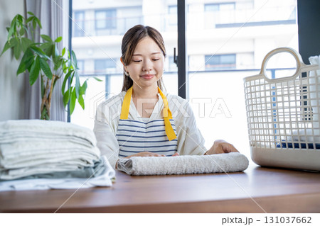 洗濯物を畳む主婦・家事代行 洗濯物を畳む主婦・家事代行 131037662