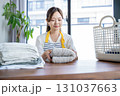 洗濯物を畳む主婦・家事代行 131037663