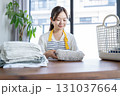 洗濯物を畳む主婦・家事代行 131037664