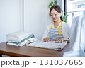 洗濯物を畳む主婦・家事代行 131037665