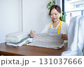 洗濯物を畳む主婦・家事代行 131037666