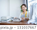 洗濯物を畳む主婦・家事代行 131037667