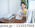 洗濯物を畳む主婦・家事代行 131037668
