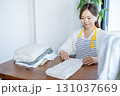洗濯物を畳む主婦・家事代行 131037669