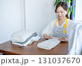 洗濯物を畳む主婦・家事代行 131037670