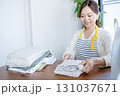 洗濯物を畳む主婦・家事代行 131037671