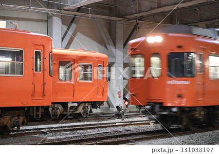 夜の松山市駅車庫にて。 夜の松山市駅車庫にて。 131038197