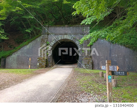 森の中の古いトンネルの入り口 131040400