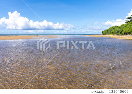 西表島のクーラ橋付近の浜辺から見た景色、沖縄、8月 西表島のクーラ橋付近の浜辺から見た景色、沖縄、8月 131040603