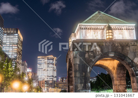 《東京都》丸の内オフィス街の夜景・水面の映り込む摩天楼 《東京都》丸の内オフィス街の夜景・水面の映り込む摩天楼 131041667