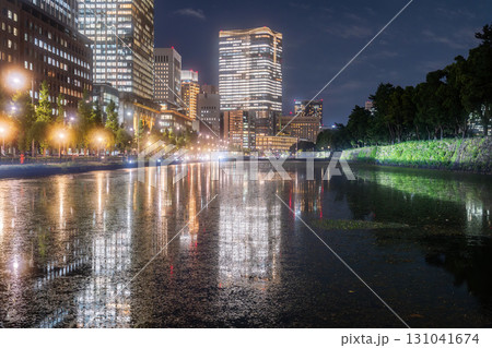《東京都》丸の内オフィス街の夜景・水面の映り込む摩天楼 《東京都》丸の内オフィス街の夜景・水面の映り込む摩天楼 131041674